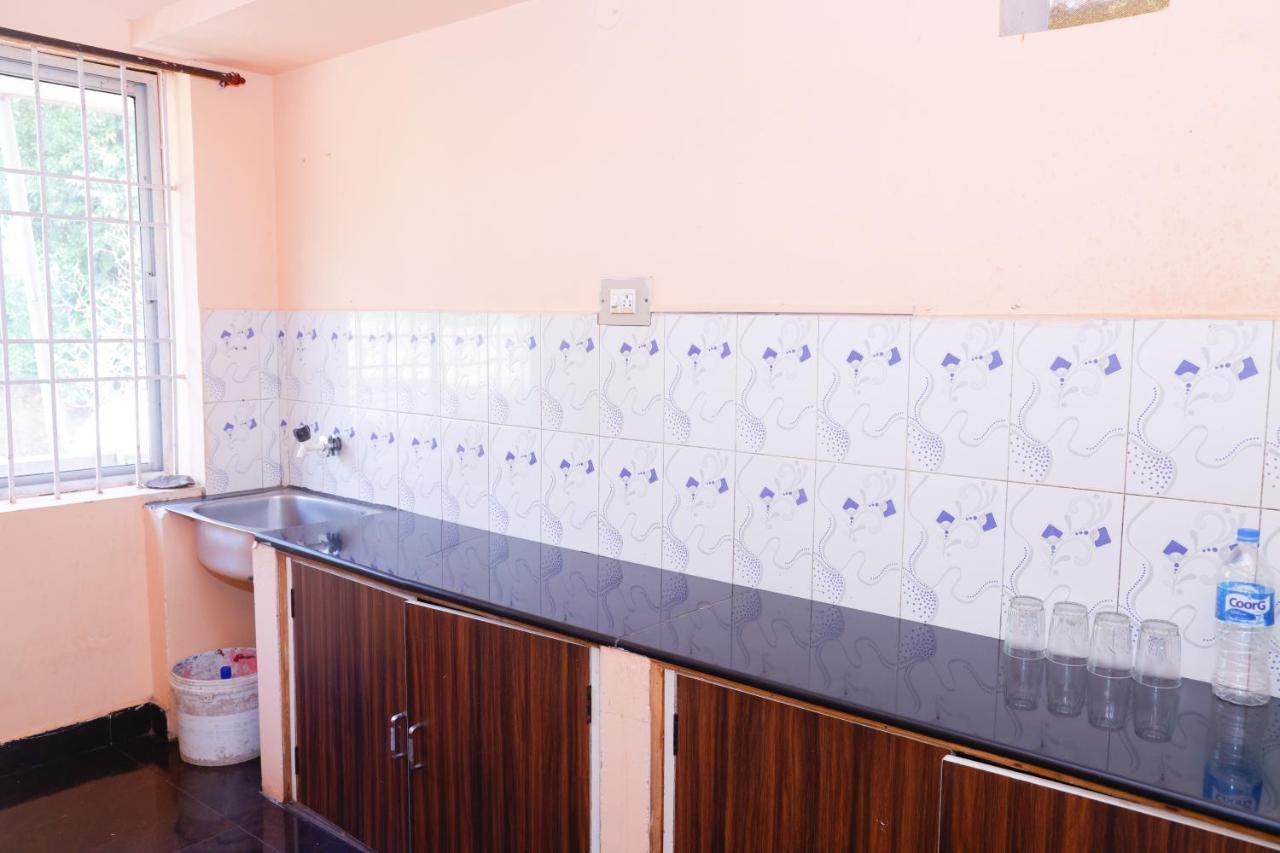 Giri'S Homestay Madikeri Eksteriør billede